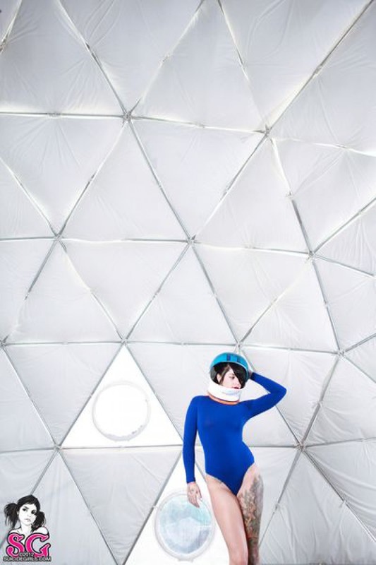 Великолепная татуированная брюнетка показала себя 5 фото Великолепная татуированная брюнетка показала себя 5 фото