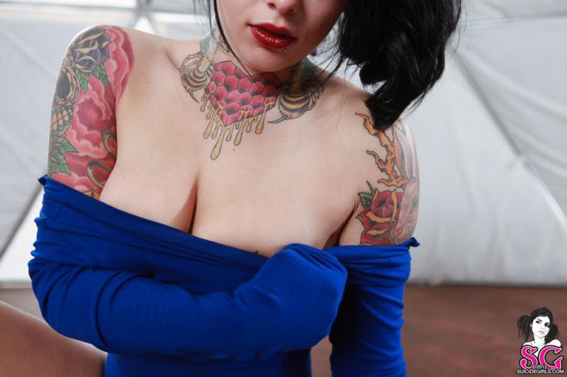 Великолепная татуированная брюнетка показала себя 38 фото Великолепная татуированная брюнетка показала себя 38 фото