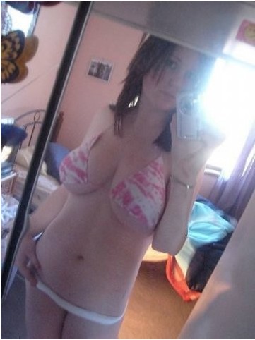 Девушки восхищаются собой и делают селфи 3 фото Девушки восхищаются собой и делают селфи 3 фото