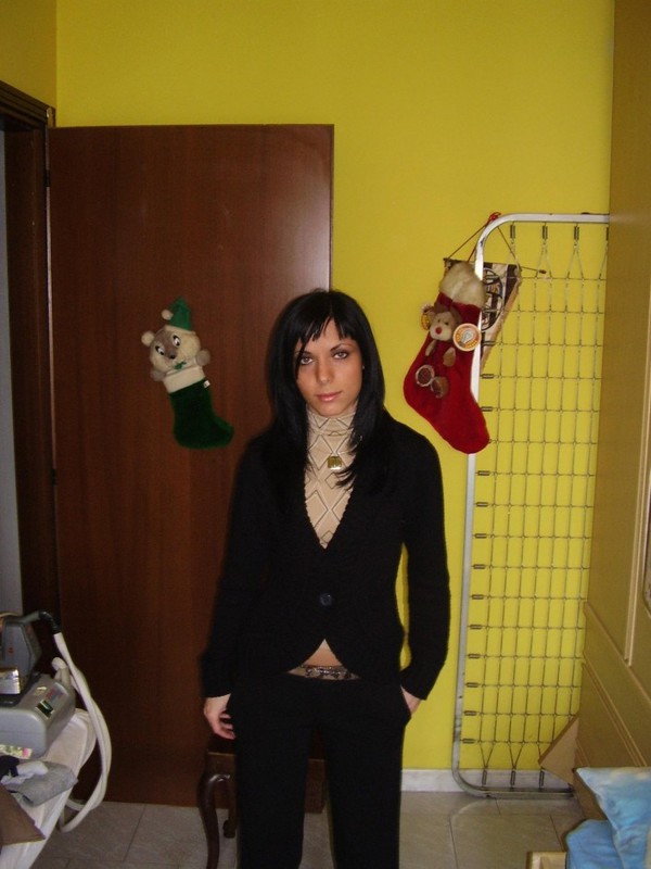 Стройная брюнетка выставила мокренькую мохнатку и потрогала ее пальцами 3 фото Стройная брюнетка выставила мокренькую мохнатку и потрогала ее пальцами 3 фото