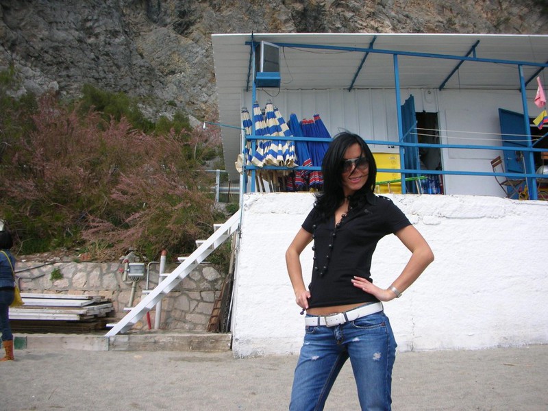 Стройная брюнетка выставила мокренькую мохнатку и потрогала ее пальцами 2 фото Стройная брюнетка выставила мокренькую мохнатку и потрогала ее пальцами 2 фото