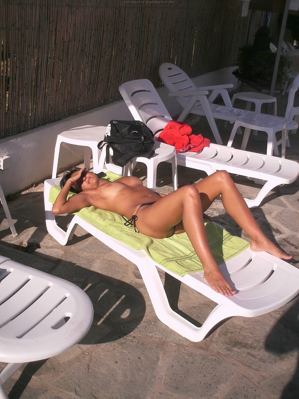 Худенькая брюнетка позирует голышом перед прогулкой 9 фото Худенькая брюнетка позирует голышом перед прогулкой 9 фото