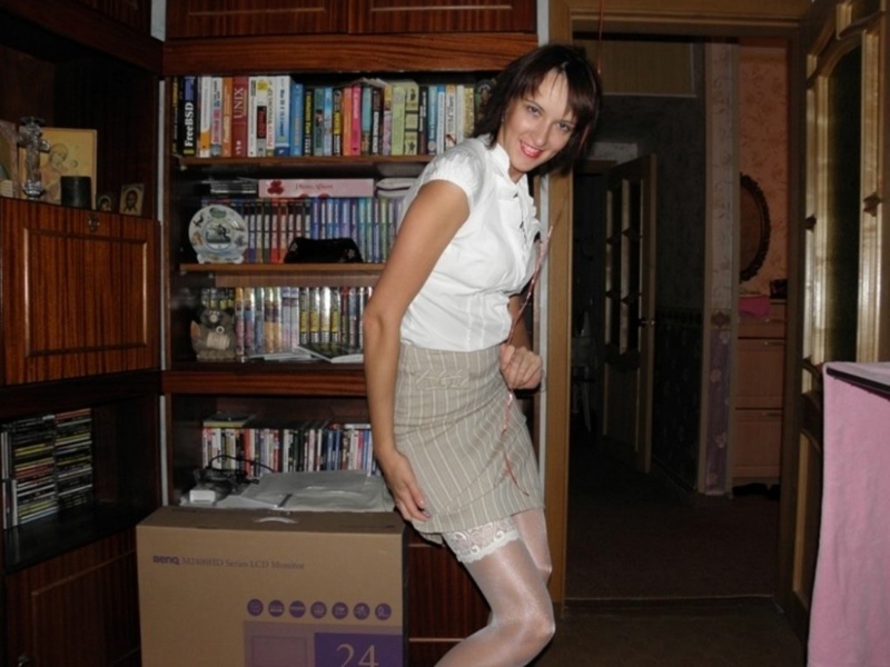 Сексапильная длинноногая брюнетка горит желанием раздеться 2 фото Сексапильная длинноногая брюнетка горит желанием раздеться 2 фото