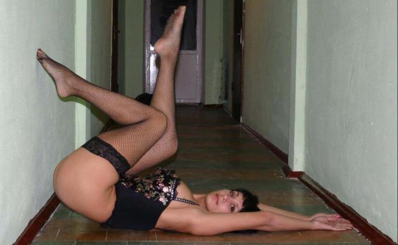 Замужняя милфа обнажает грудь и киску в публичных местах 12 фото Замужняя милфа обнажает грудь и киску в публичных местах 12 фото