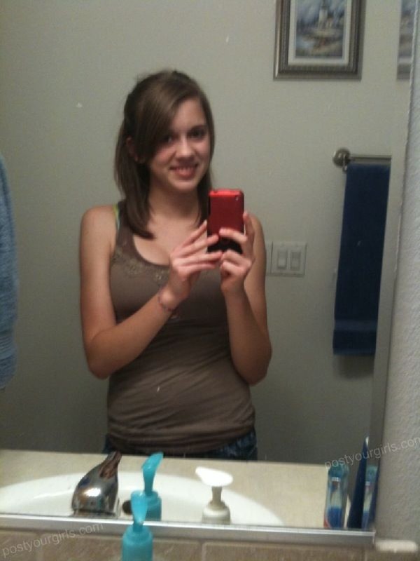 Милашка спортивной внешности оголяет груди 3 фото Милашка спортивной внешности оголяет груди 3 фото