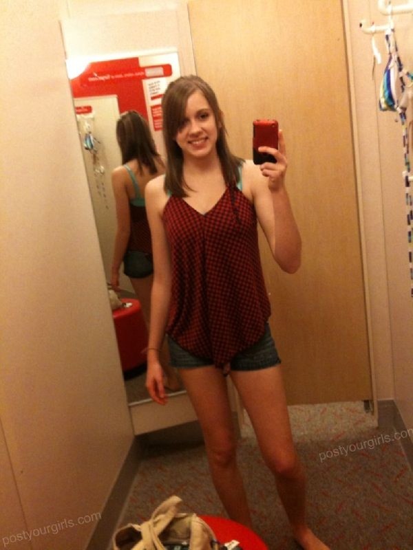 Милашка спортивной внешности оголяет груди 1 фото Милашка спортивной внешности оголяет груди 1 фото