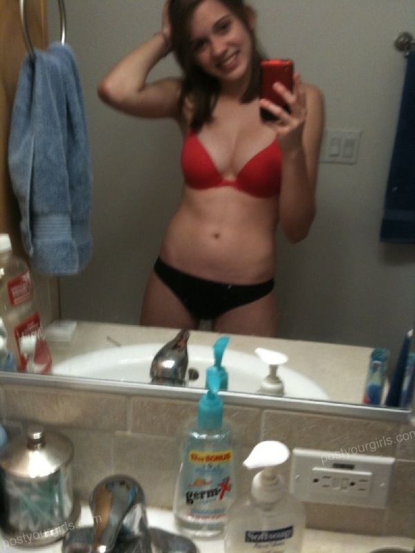 Милашка спортивной внешности оголяет груди 6 фото Милашка спортивной внешности оголяет груди 6 фото