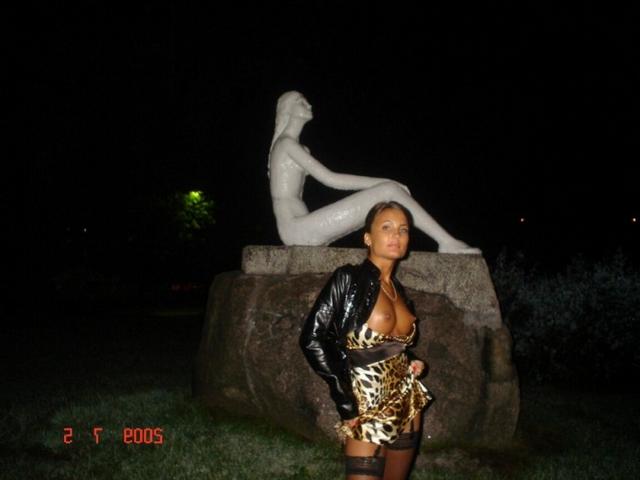 Загорелая студентка в черных чулках дразнит парня сиськами 9 фото Загорелая студентка в черных чулках дразнит парня сиськами 9 фото