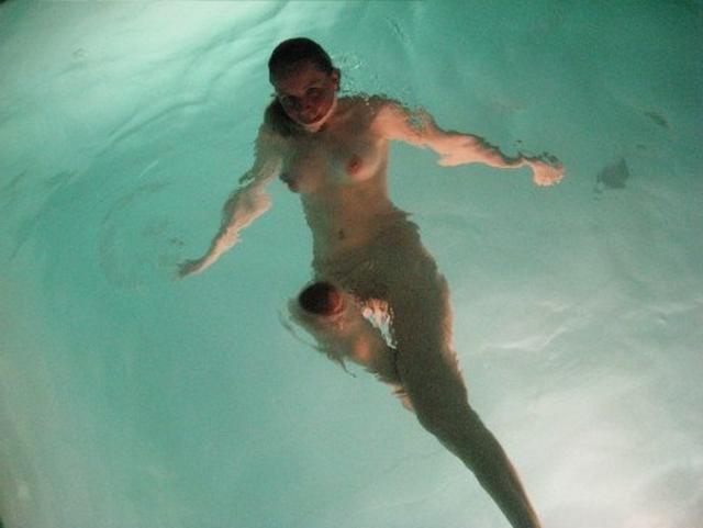 Симпатичные девушки обожают купаться 12 фото Симпатичные девушки обожают купаться 12 фото