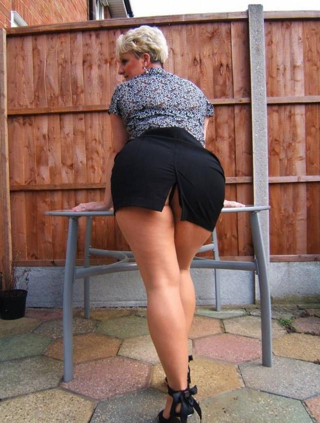 Полненькие пошлячки встали раком и засветили попки 3 фото Полненькие пошлячки встали раком и засветили попки 3 фото