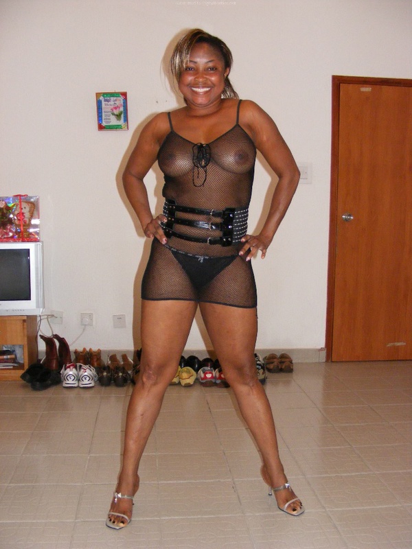 Полненькая мулатка не стесняется раздевается дома до трусов 3 фото Полненькая мулатка не стесняется раздевается дома до трусов 3 фото