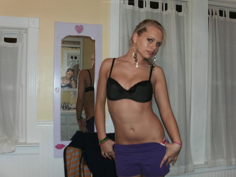 Стриптиз молодой блондинки перед бойфрендом 8 фото Стриптиз молодой блондинки перед бойфрендом 8 фото