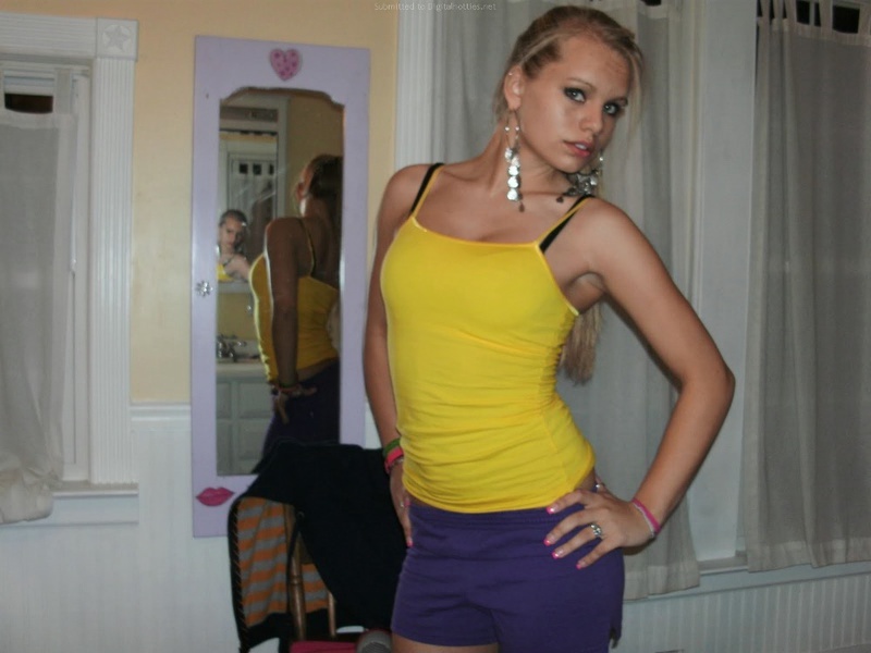 Стриптиз молодой блондинки перед бойфрендом 7 фото Стриптиз молодой блондинки перед бойфрендом 7 фото