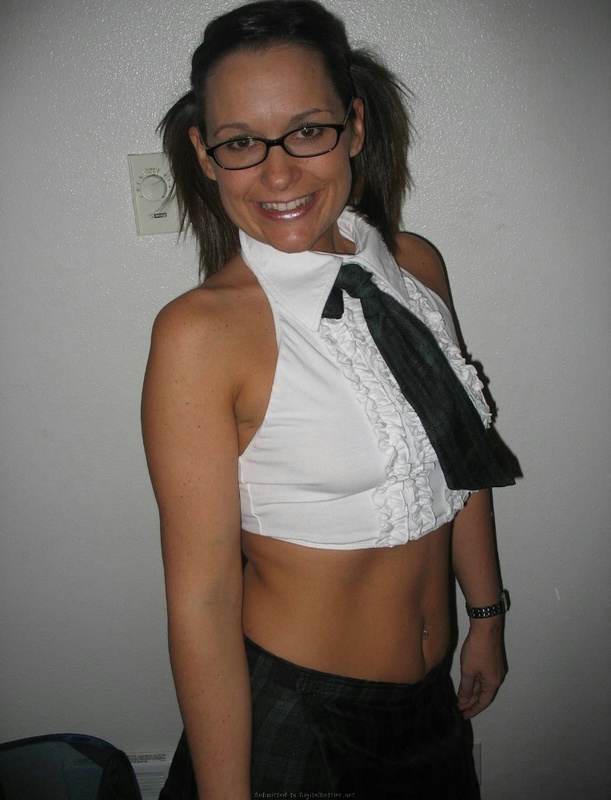 Очаровательная брюнетка в студенческой униформе 9 фото Очаровательная брюнетка в студенческой униформе 9 фото