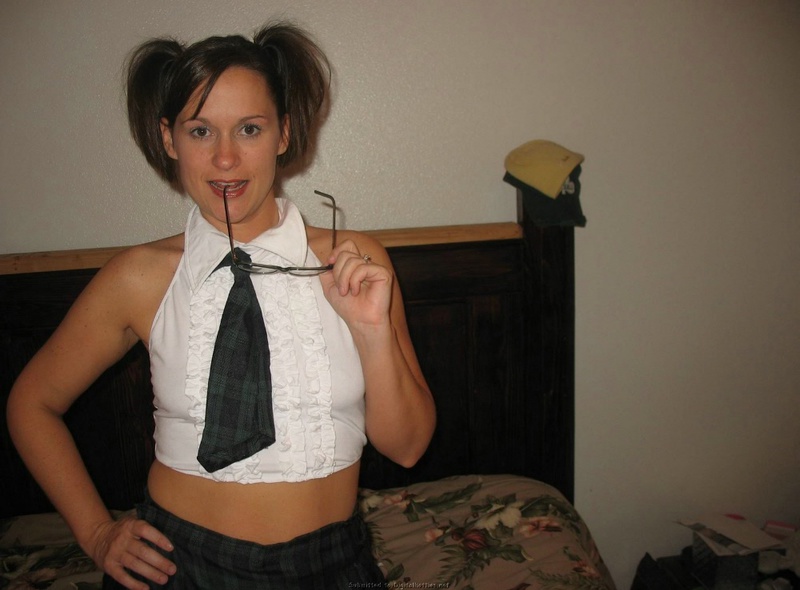 Очаровательная брюнетка в студенческой униформе 6 фото Очаровательная брюнетка в студенческой униформе 6 фото