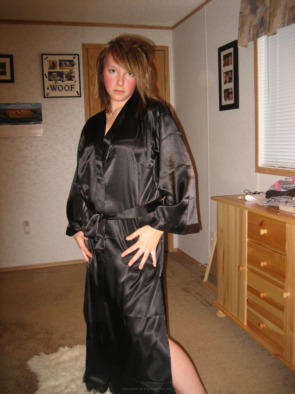 Неспешная чика валяется на кроватке 1 фото Неспешная чика валяется на кроватке 1 фото