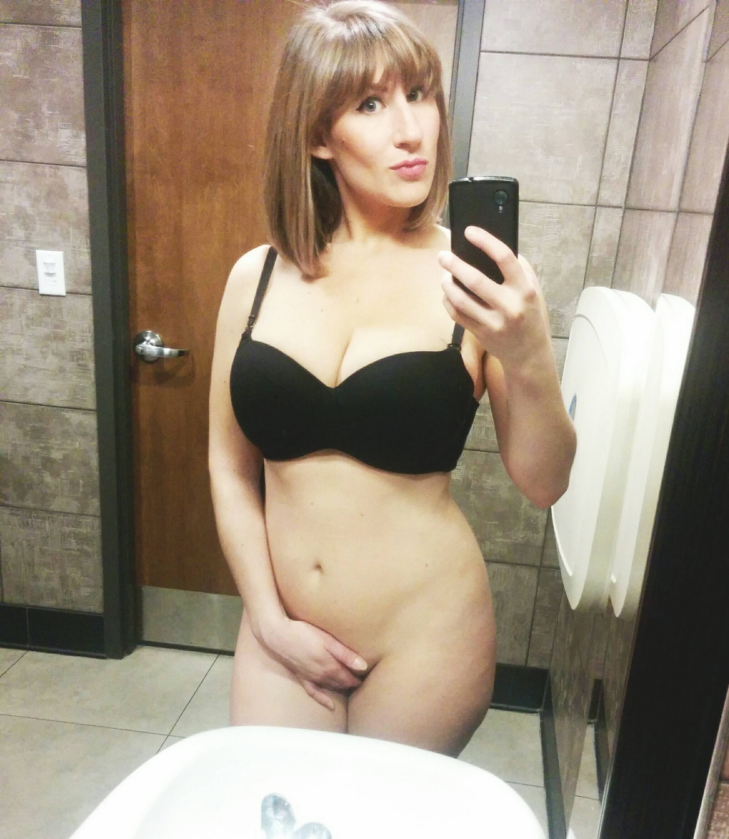 Девушка разделась и любуется большими сиськами 1 фото Девушка разделась и любуется большими сиськами 1 фото