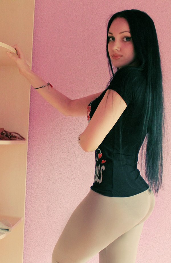 Пышногрудая брюнетка крутит упругой жопой 12 фото Пышногрудая брюнетка крутит упругой жопой 12 фото