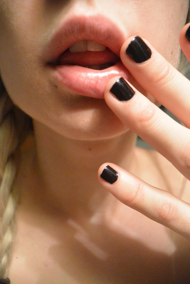 Рабочие губки и слюнявые языки домашних пошлячек 14 фото Рабочие губки и слюнявые языки домашних пошлячек 14 фото